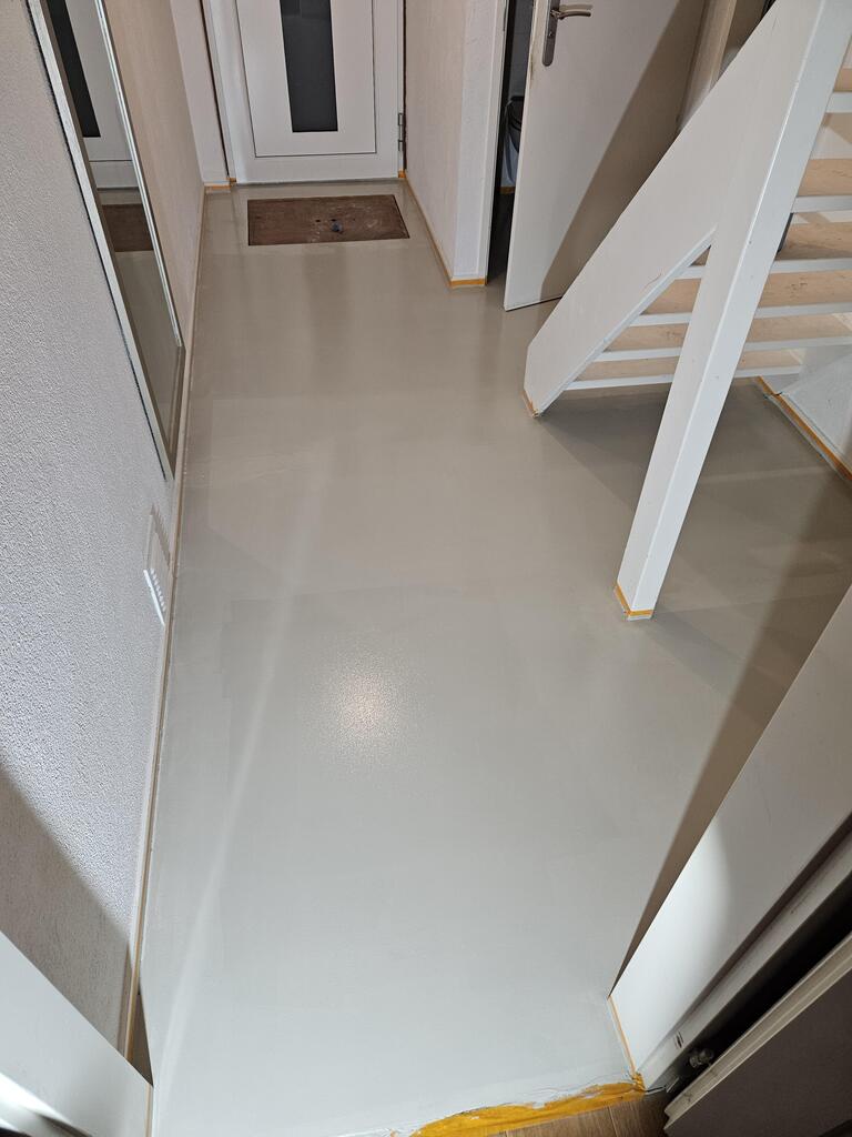 Hal met een naadloze epoxy vloer in een grijstint